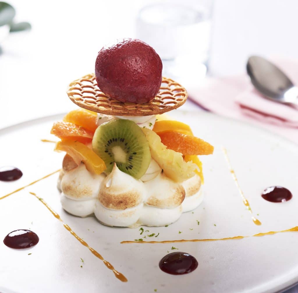 Dessert pavlova maison, préparée par un chef à domicile en Loire-Atlantique.